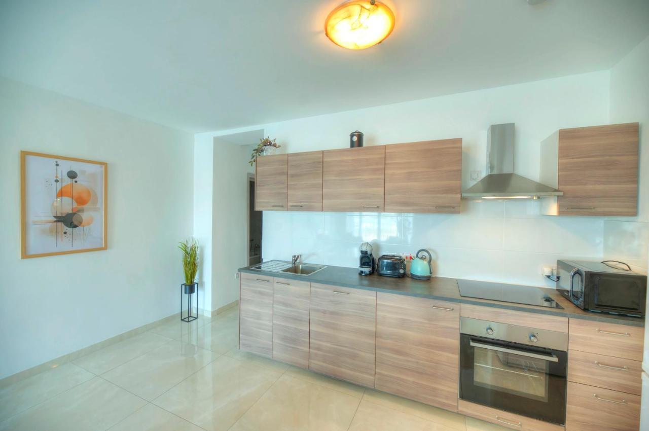 Seafront Beautifully Furnished 2 Bedrooms Gogzr-3 Gzira ภายนอก รูปภาพ