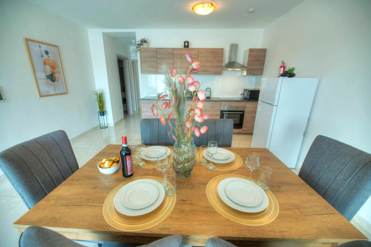 Seafront Beautifully Furnished 2 Bedrooms Gogzr-3 Gzira ภายนอก รูปภาพ
